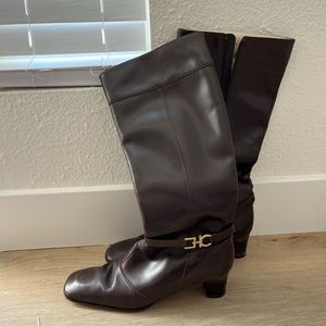 Barely used Salvatore Ferragamo dark brown leather boots size 6,5!